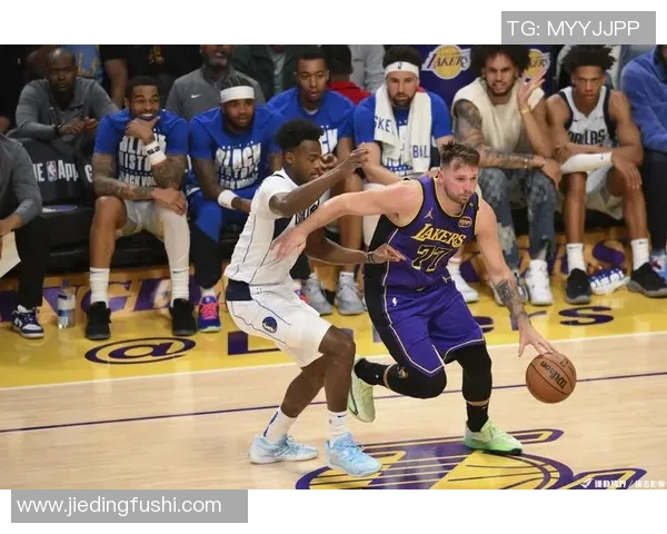 湖人小牛激战11月2日赛场谁能在这场对决中笑到最后